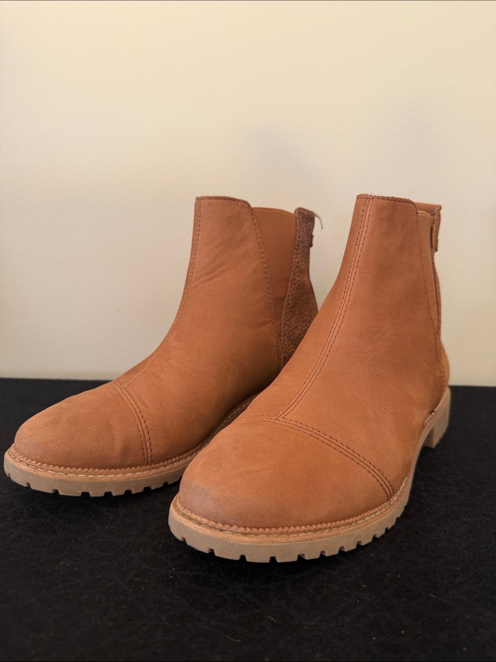 Toms Cleo Chelsea Boot. 8.5